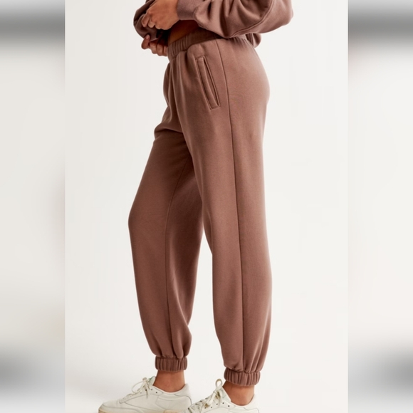 Abercrombie & Fitch Pants - Abercrombie Essential Sunday soft AF sweatpants. Mocha color. Size small